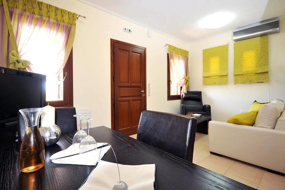 Aithra Apartments & Suites Гаврион Экстерьер фото
