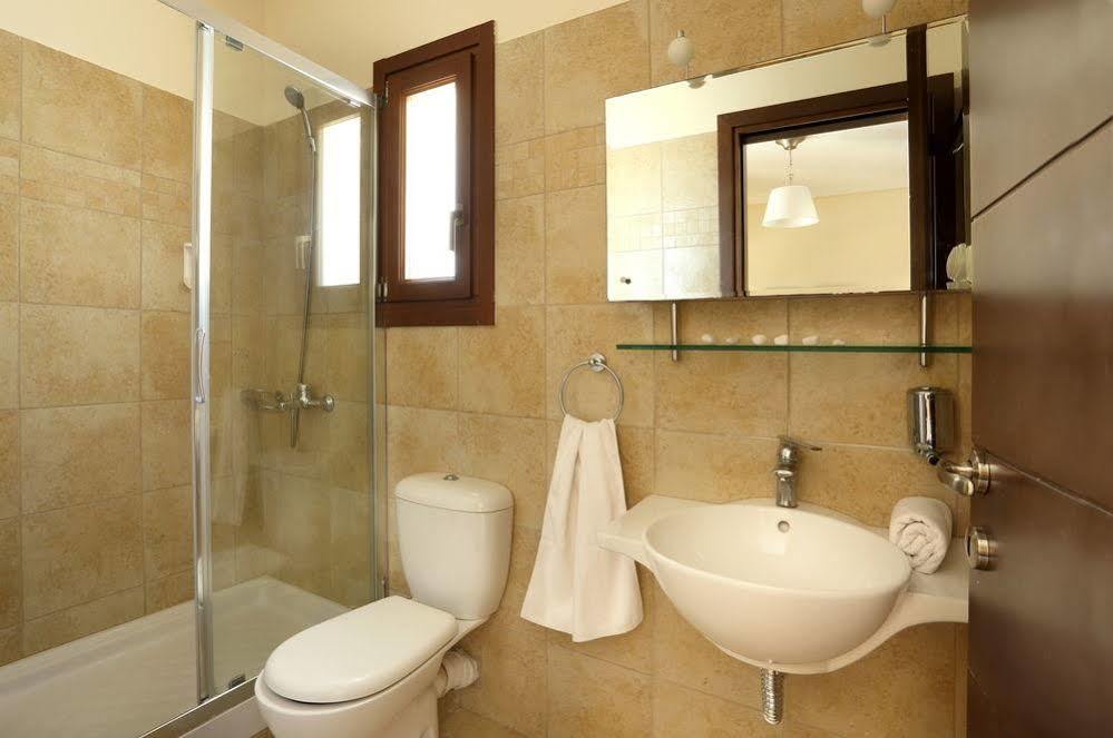 Aithra Apartments & Suites Гаврион Экстерьер фото